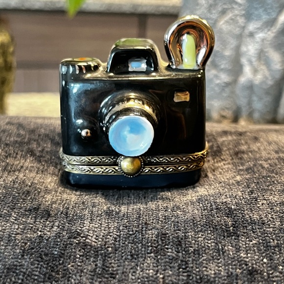 Limoges camera with a roll of film painted inside - Picture 1 of 6